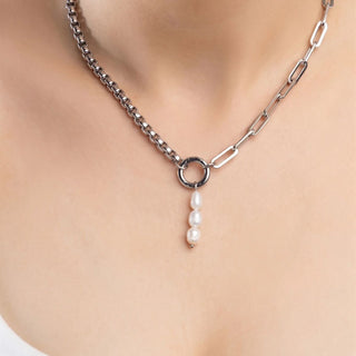 Necklace with a chain and pearl pendant 